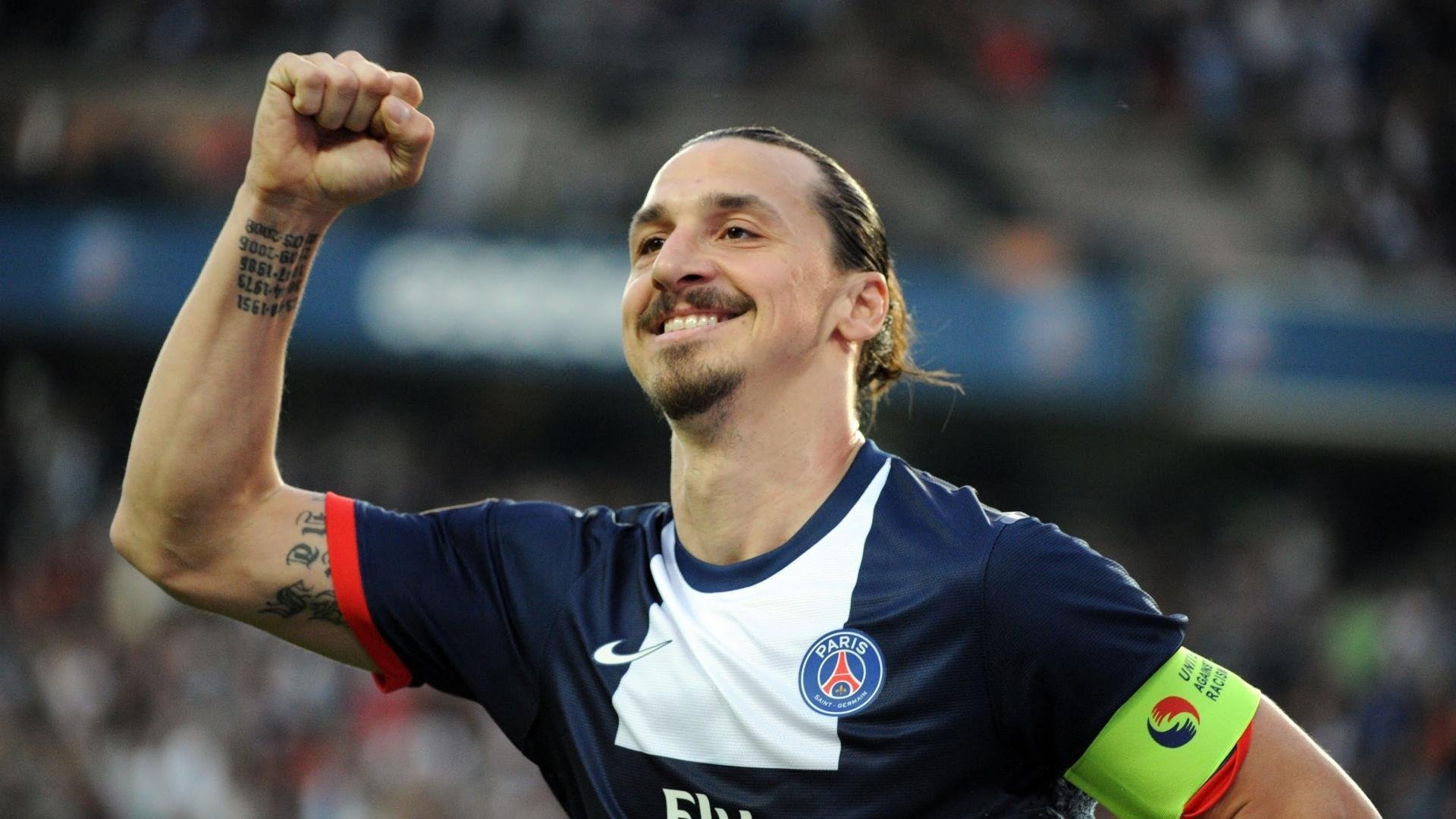 “足球场馆夜间照明改造完毕，比赛夜场精彩纷呈”，足球场夜间照明灯