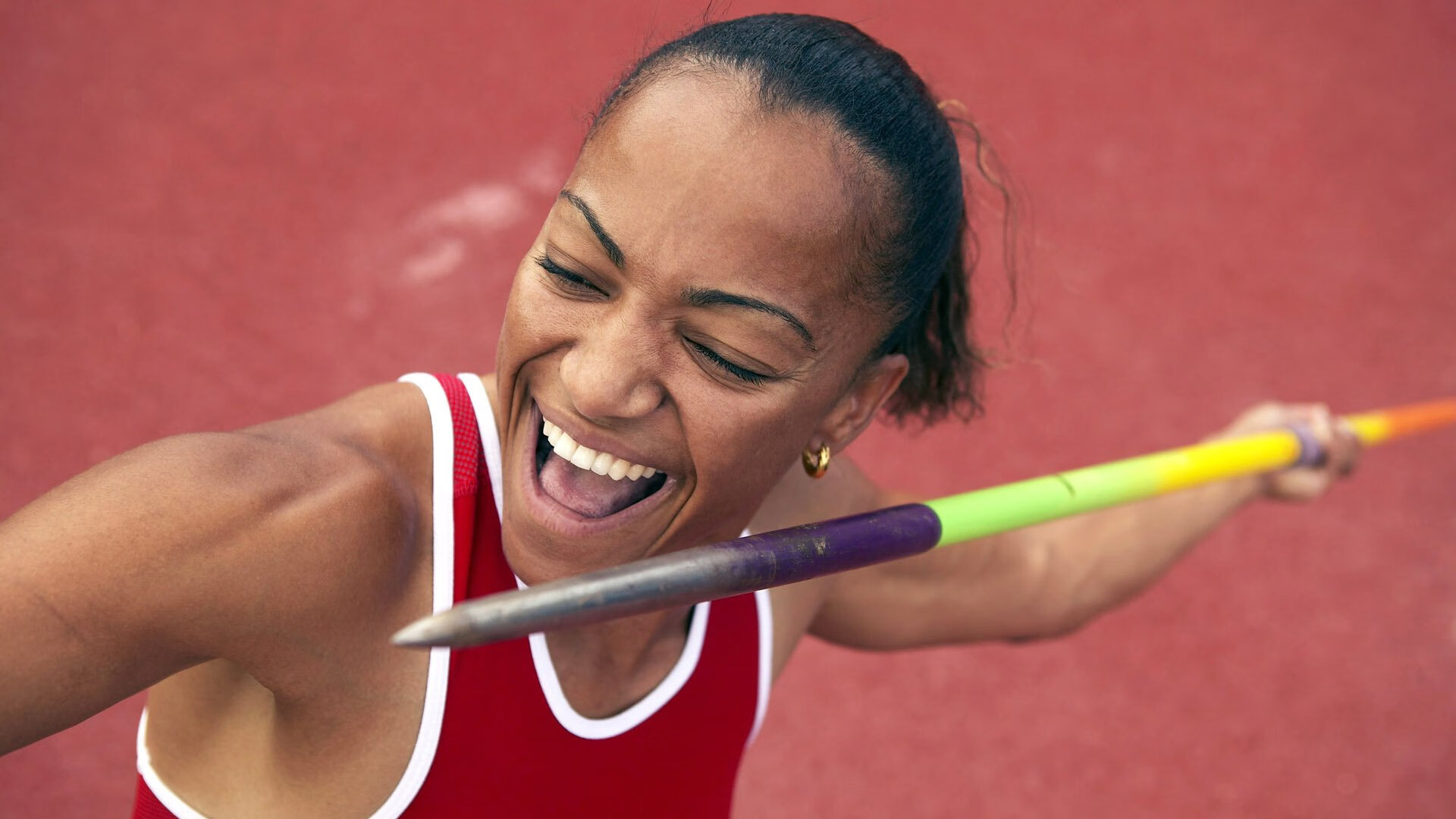 “高原极速：雪山顶端的孤独追逐”，高原上的雪山
