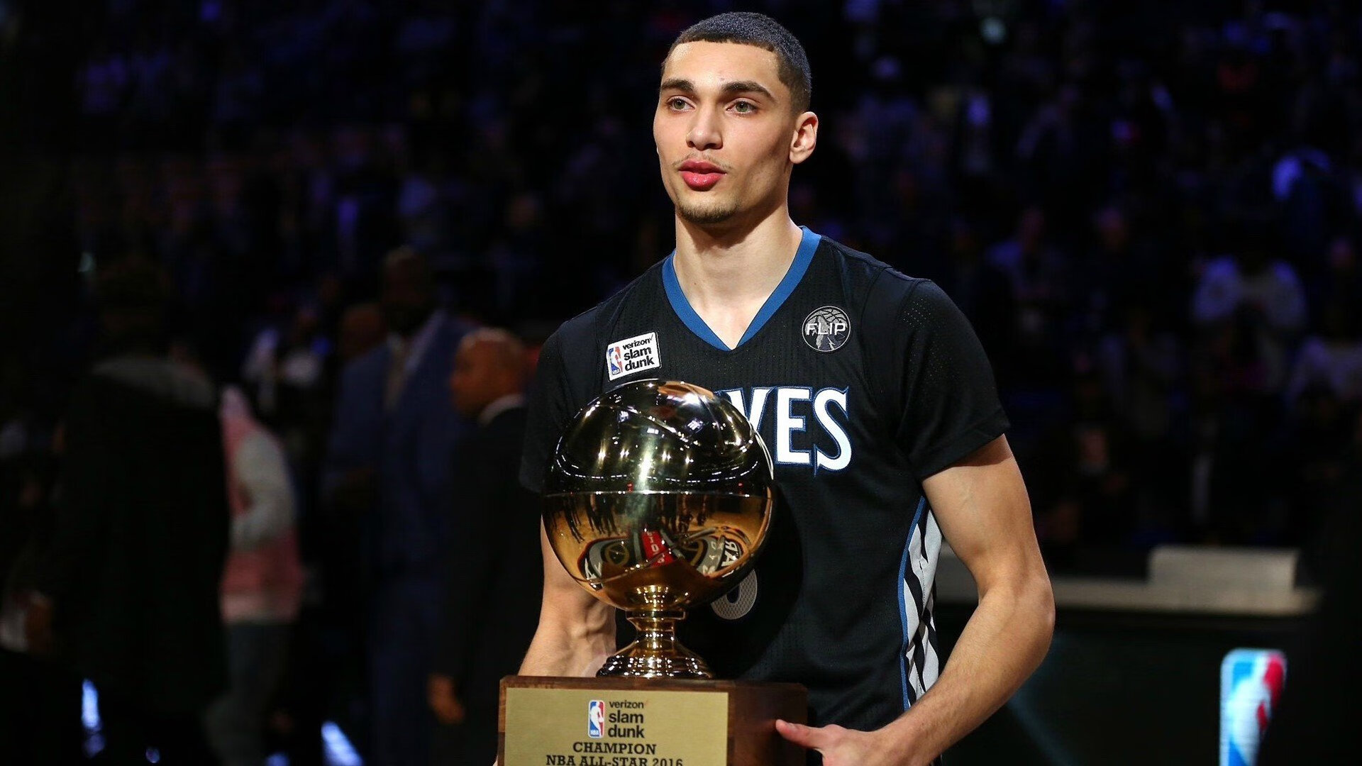 “高原极速：雪山顶端的孤独追逐”，高原上的雪山